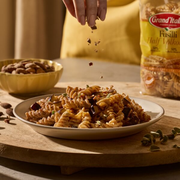 Recept Fusilli pasta Pesto Rosso met aubergine en ricotta Grand'Italia