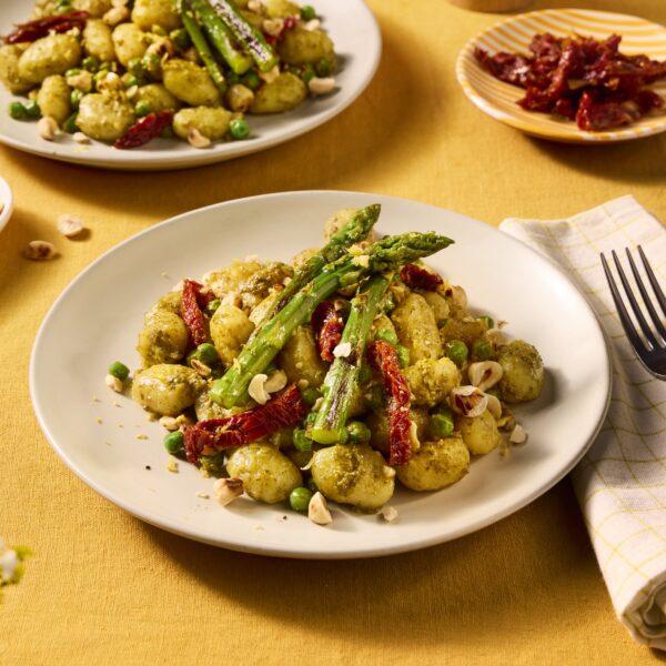 Recept Gnocchi met groene asperges, pesto, citroen en hazelnoten Grand'Italia