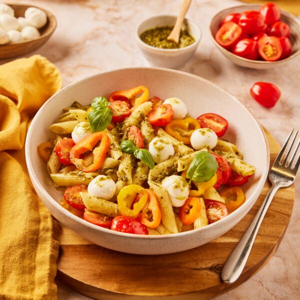 Recept Pasta pesto met mozzarella, tomaatjes en puntpaprika Grand'Italia