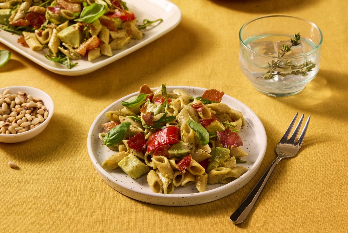 Recept pastasalade met romige pesto en avocado Grand'Italia